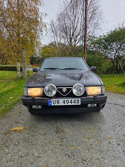 Alfa Romeo 75 4 of 14