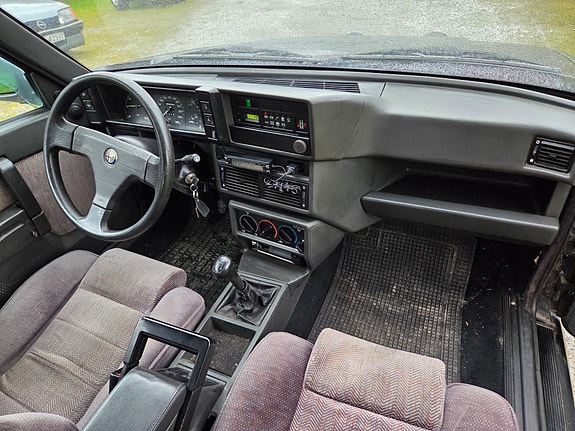 Alfa Romeo 75 8 of 14