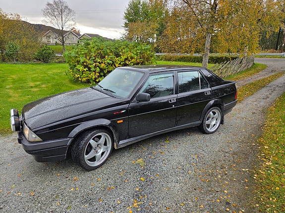 Alfa Romeo 75 2 of 14