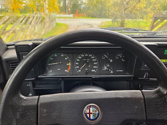 Alfa Romeo 75 11 of 14