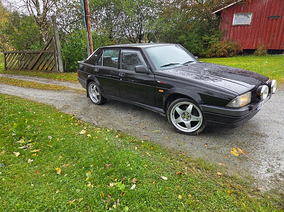 Alfa Romeo 75 5 of 14