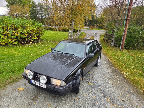 Alfa Romeo 75 3 of 14