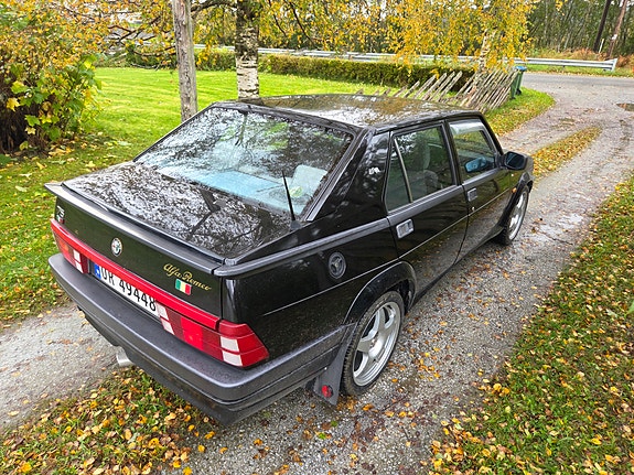 Alfa Romeo 75 12 of 14