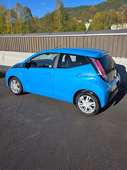 Toyota Aygo 3 of 9