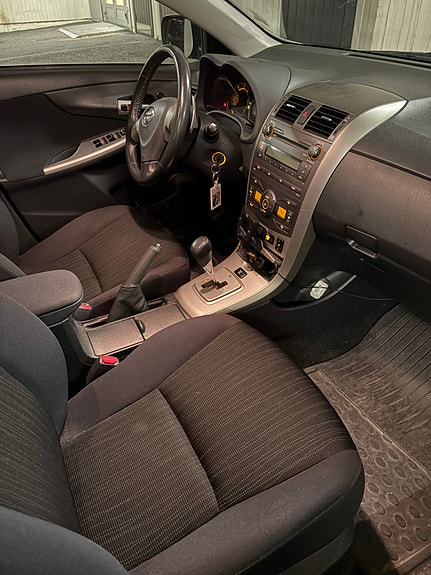 Toyota Corolla 8 of 13