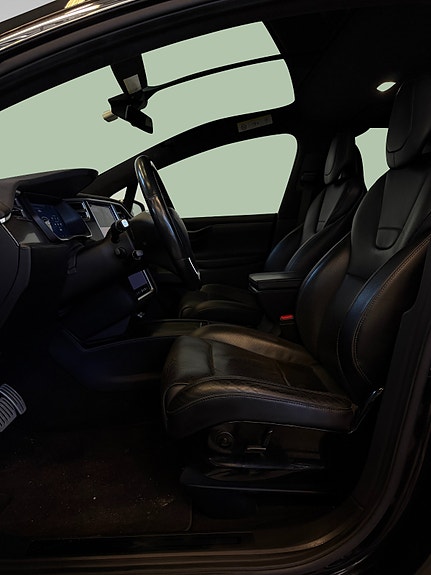 Tesla Model X 15 of 30