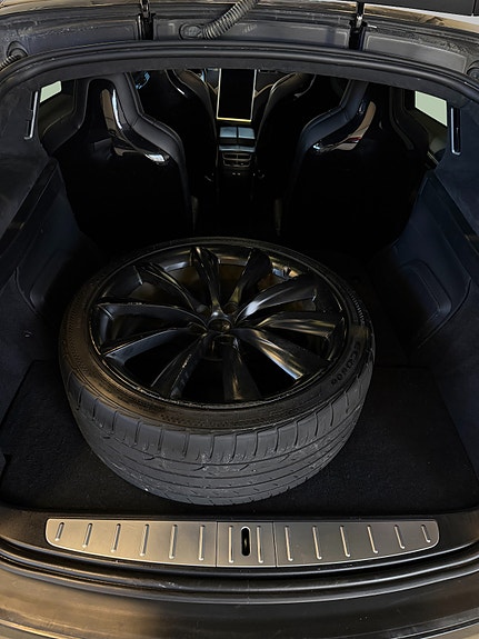 Tesla Model X 17 of 30