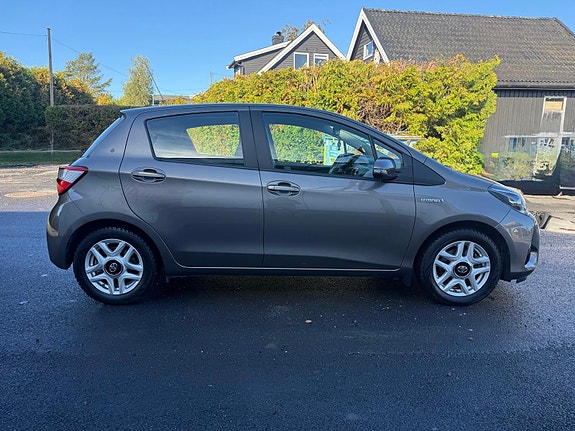 Toyota Yaris 4 of 16