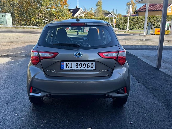 Toyota Yaris 5 of 16
