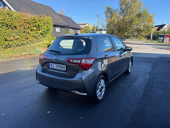 Toyota Yaris 3 of 16