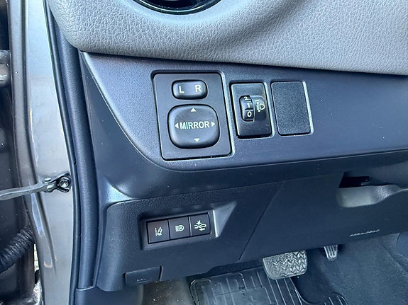 Toyota Yaris 15 of 16