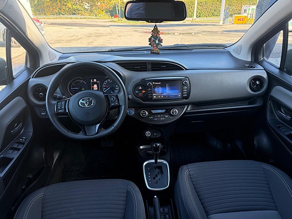 Toyota Yaris 7 of 16