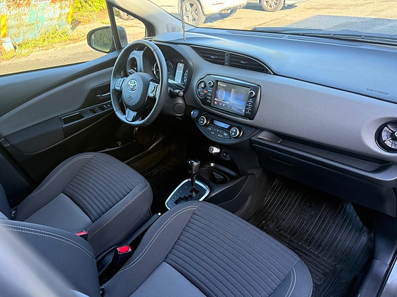 Toyota Yaris 8 of 16
