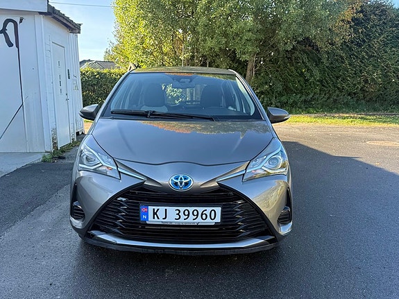Toyota Yaris 2 of 16
