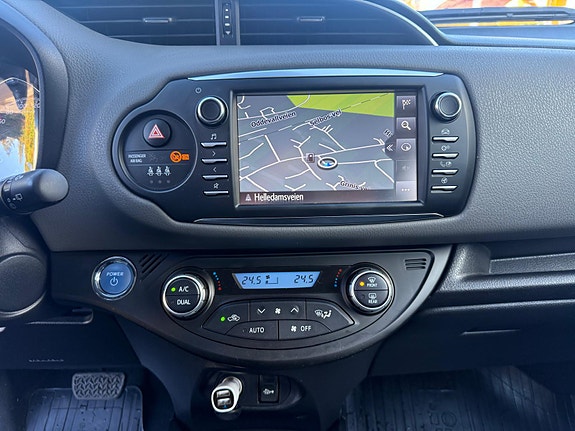 Toyota Yaris 12 of 16