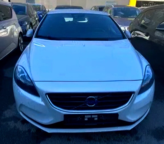 Volvo V40 2 of 7