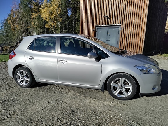 Toyota Auris 3 of 9