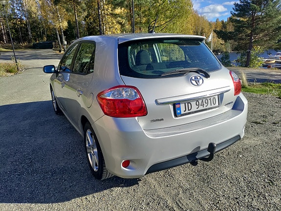 Toyota Auris 2 of 9