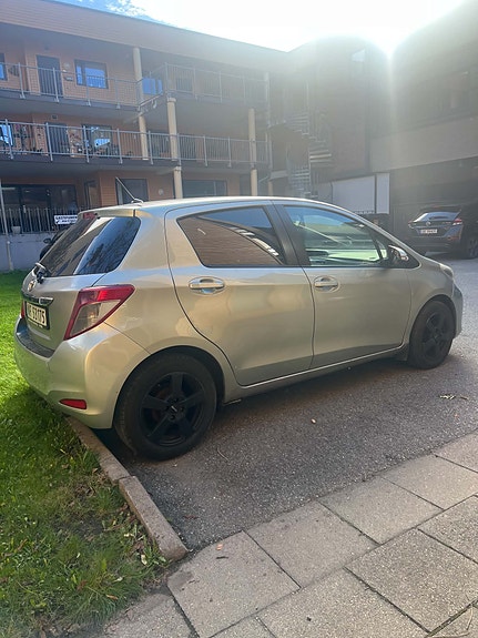 Toyota Yaris 3 of 7
