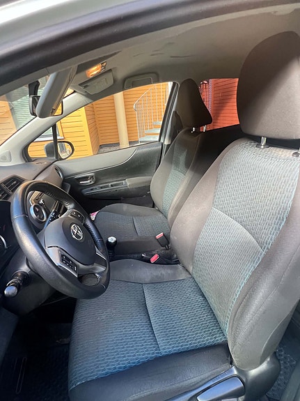 Toyota Yaris 5 of 7