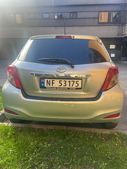 Toyota Yaris 2 of 7