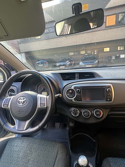 Toyota Yaris 4 of 7