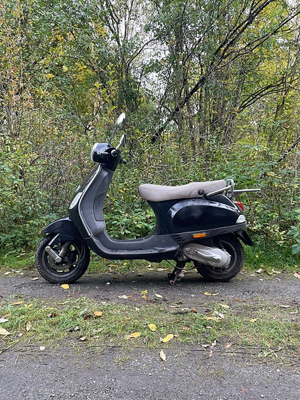 Vespa LX 50 2 of 7