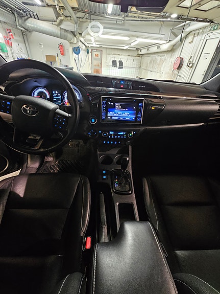 Toyota HiLux 21 of 23