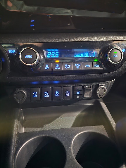 Toyota HiLux 13 of 23