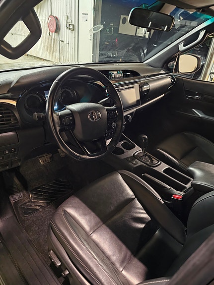 Toyota HiLux 10 of 23