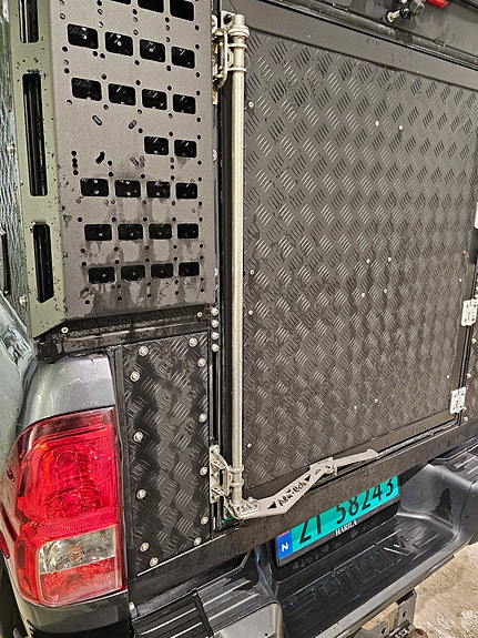 Toyota HiLux 9 of 23