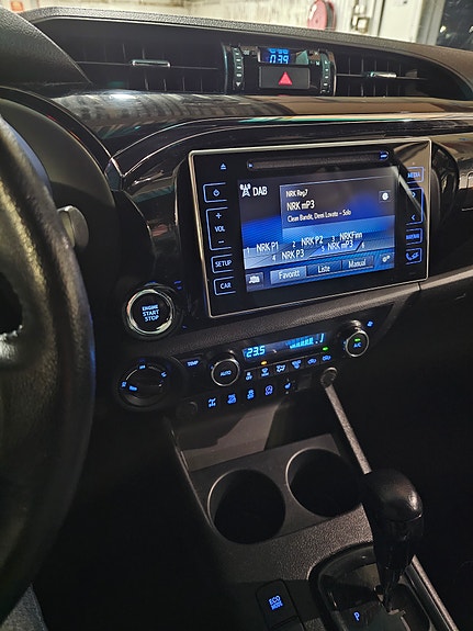Toyota HiLux 15 of 23