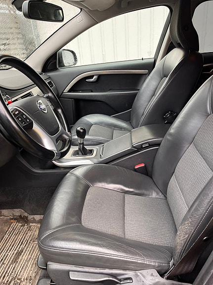 Volvo V70 3 of 9