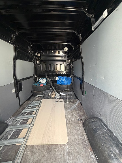 Maxus ev80 15 of 21