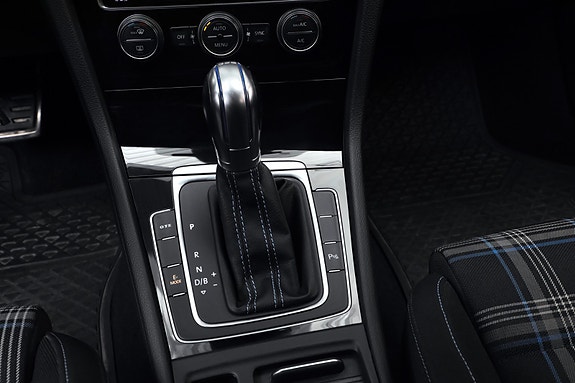 Volkswagen Golf VII 17 of 22