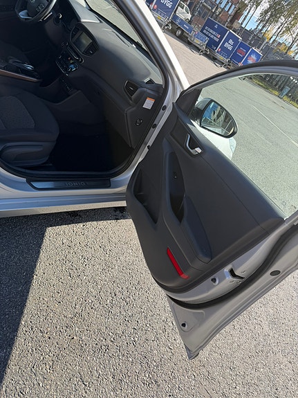 Hyundai IONIQ 18 of 20