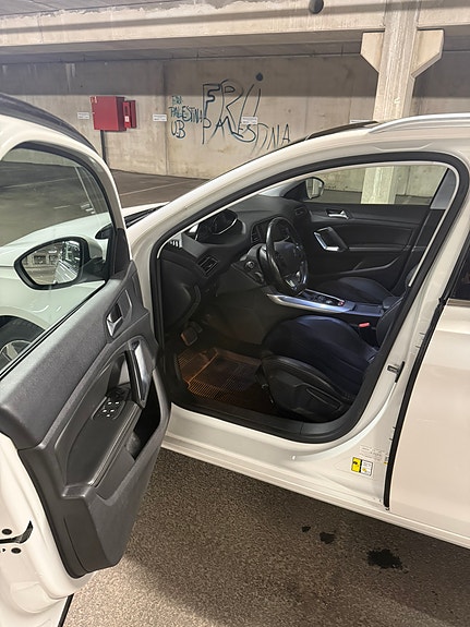 Peugeot 308 SW 7 of 18