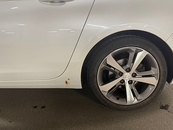 Peugeot 308 SW 16 of 18