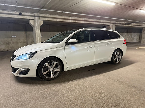 Peugeot 308 SW 2 of 18