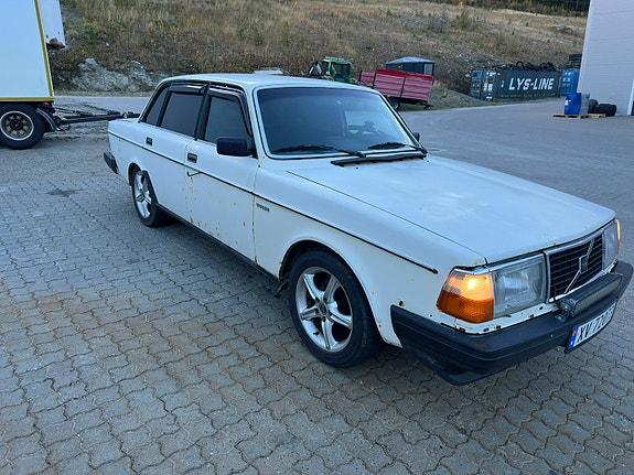 Volvo 240 4 of 30