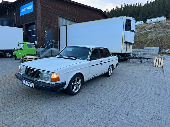 Volvo 240 2 of 30
