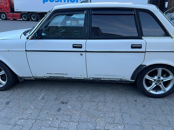 Volvo 240 16 of 30