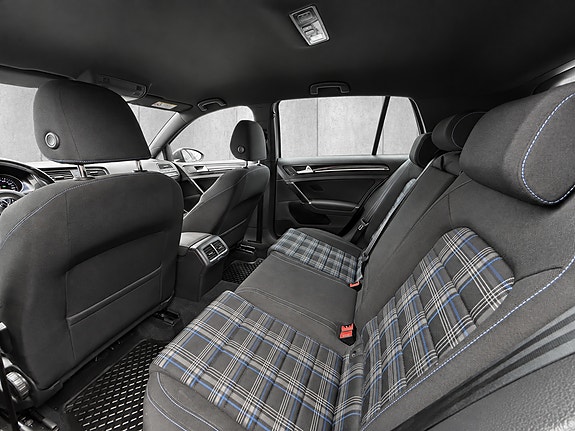 Volkswagen Golf VII 17 of 30