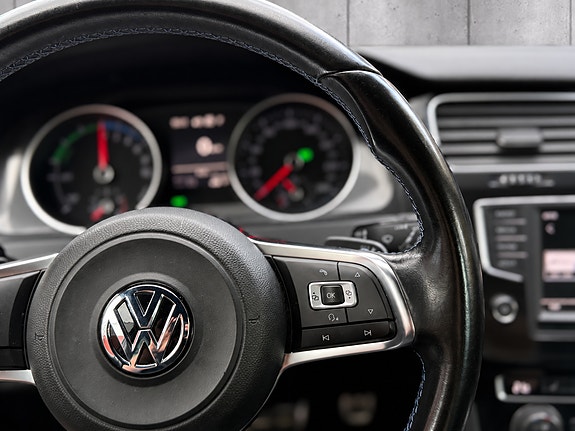 Volkswagen Golf VII 12 of 30