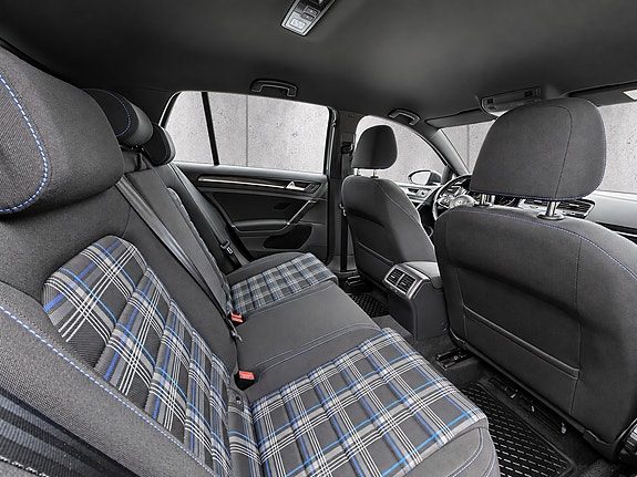 Volkswagen Golf VII 19 of 30