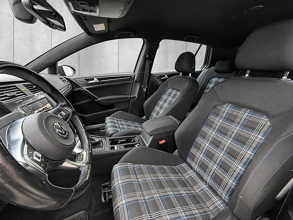 Volkswagen Golf VII 15 of 30
