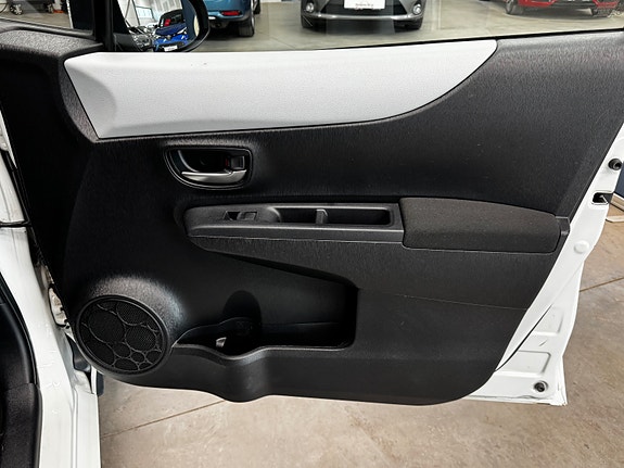 Toyota Yaris 7 of 30