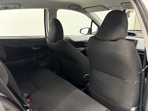 Toyota Yaris 15 of 30