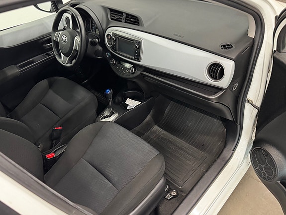 Toyota Yaris 8 of 30