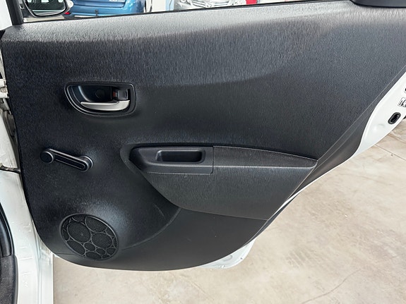 Toyota Yaris 13 of 30